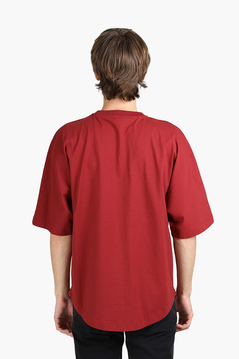 JACQUEMUS Le Sac Rond Boxy Fit T-Shirt in Dark Red with Embroidered Clay Logo 1