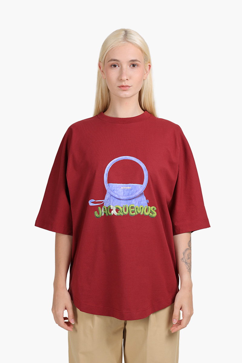 JACQUEMUS Le Sac Rond Boxy Fit T-Shirt in Dark Red with Embroidered Clay Logo 3