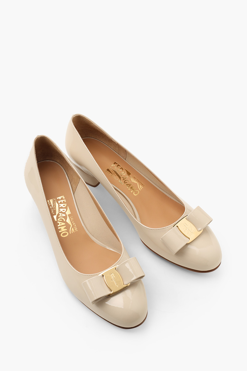 SALVATORE FERRAGAMO Vara Pumps 30mm in Bone Patent 1