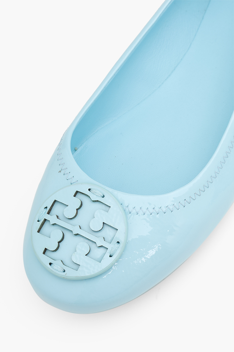 TORY BURCH Minnie Travel Flat in Light Blue Patent 4