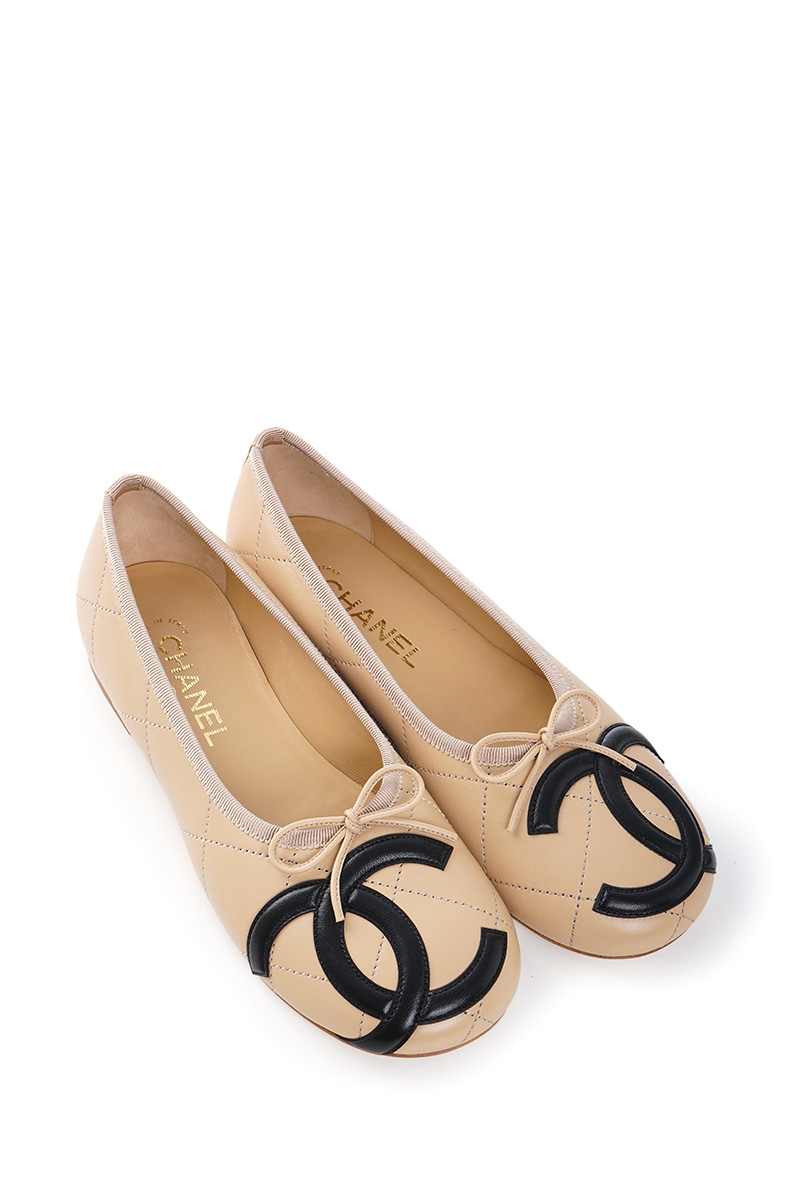 CHANEL Women Coco Beach CC XL Logo Cap Toe Ballerina Flat in Cambon Beige/Black Lambskin 2
