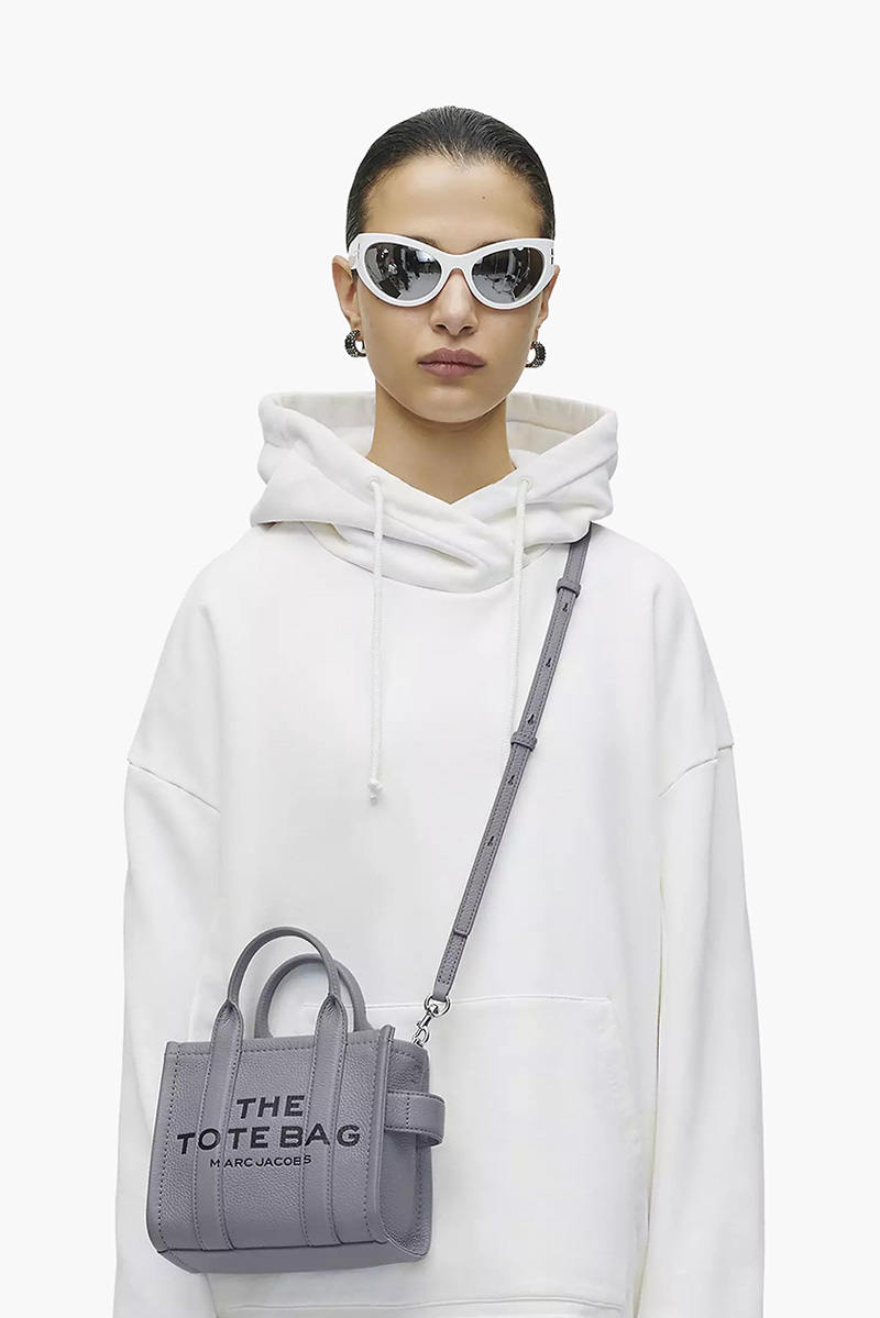 MARC JACOBS The Leather Crossbody Tote Bag in Wolf Grey 4