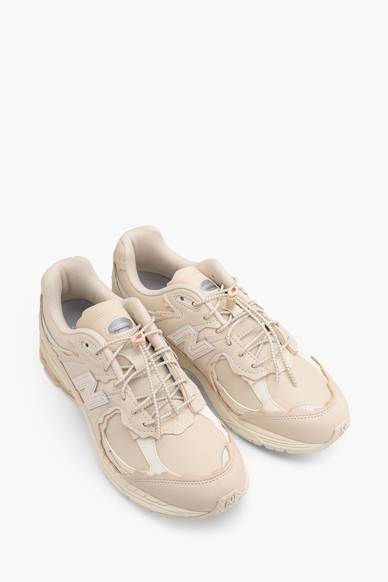 NEW BALANCE Men 2002 Sneakers in Khaki 1